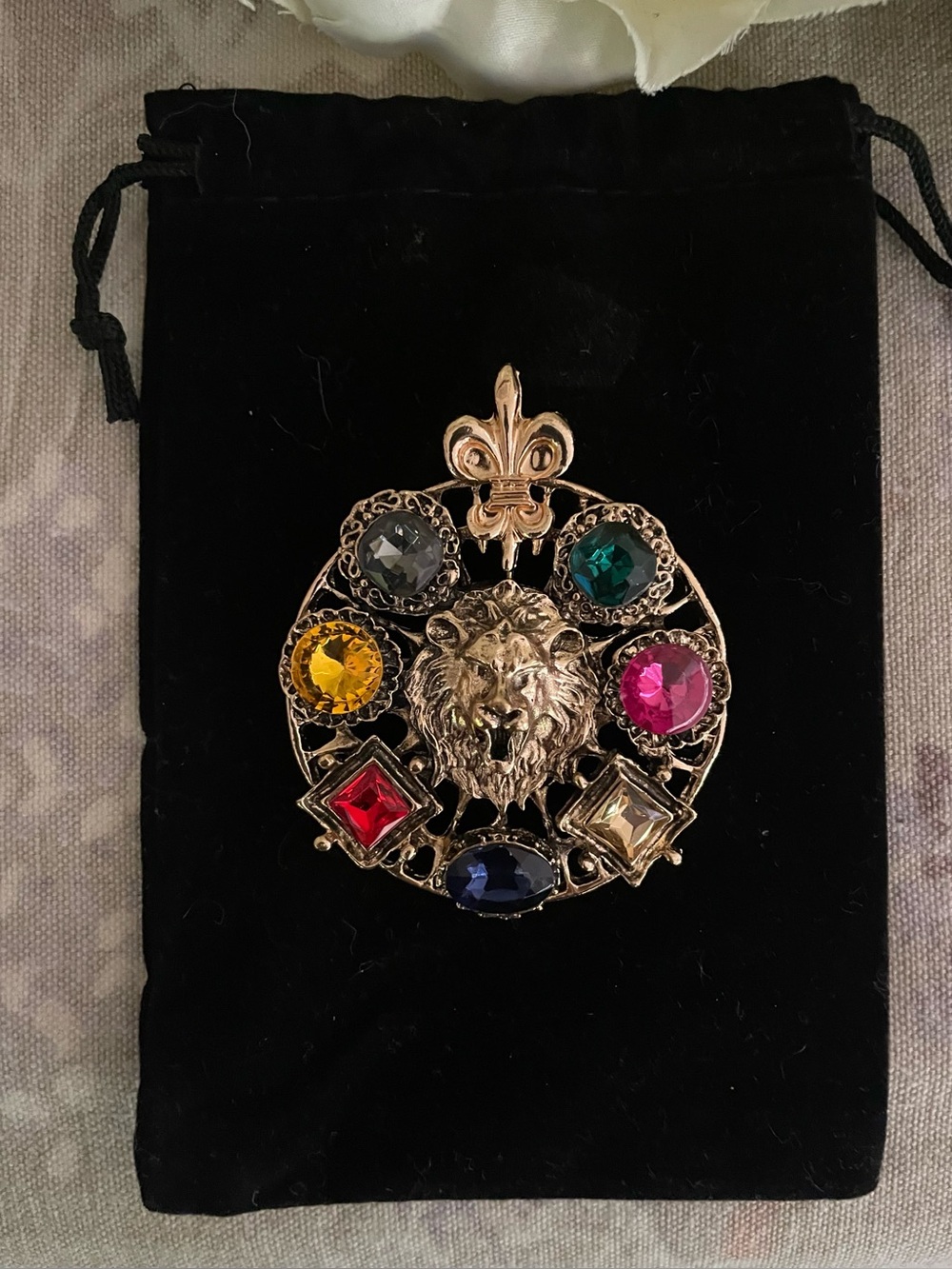 Regal Brooch ✨
